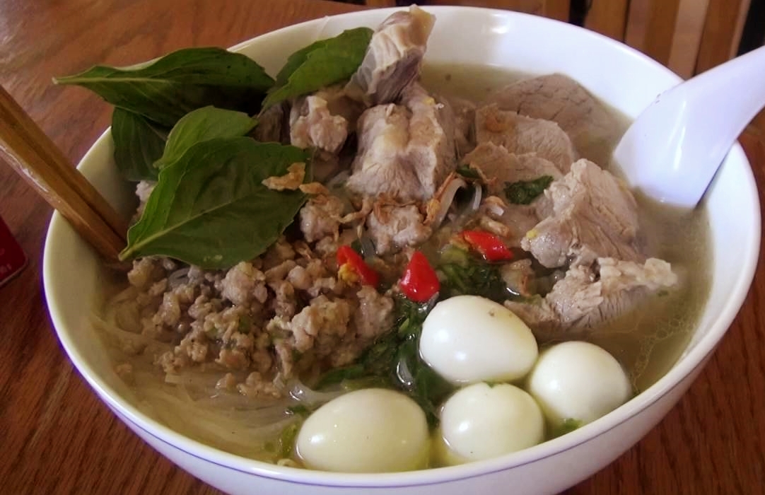 where to eat hu tieu noodles